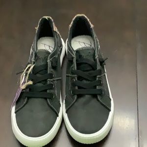 NWT - Blowfish Malibu sneakers